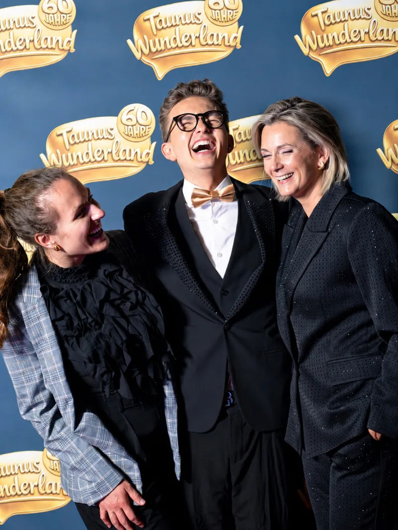 Luis Tillman lacht mit dem Team bei der Taunus Wunderland Jubiläumsgala