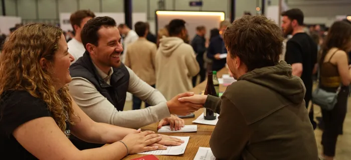 Gespräch an einem Messestand